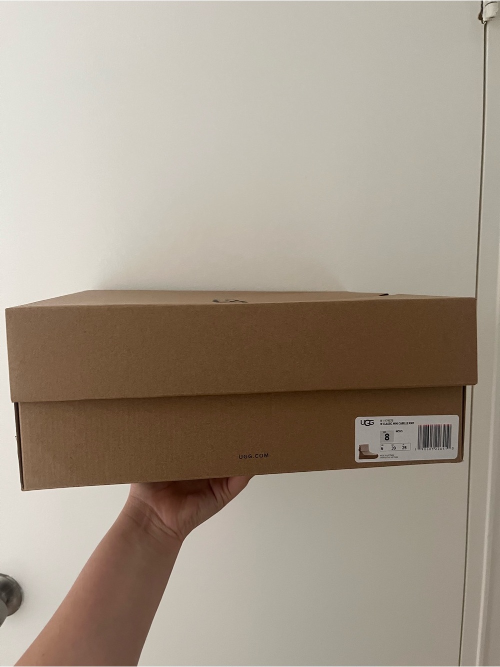 UGG CLASSIC MINI BOOTIES SIZE 8 - Chestnut Brown